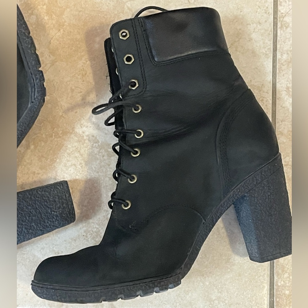 Timberland nubuck leather upper ankle boots
Size 9.5